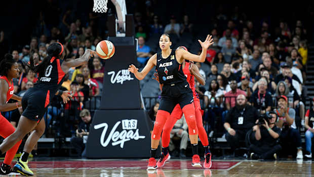 jackie_young_gives_an_entry_pass_to_cambage.jpg
